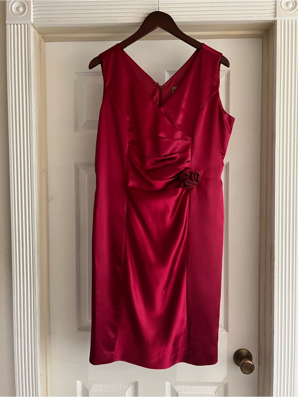 Midnight Velvet Elegant Red Satin V-Neck Cocktail Dress with Rosette Detail